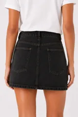 Falda mini de jean color negro con costuras a la vista en tono contrastante. Presenta un diseño de corte recto con cierre frontal, botón metálico y bolsillos laterales.
