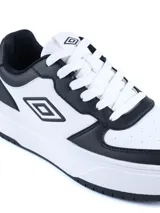 Championes urbanos Umbro modelo Milo-High, con diseño de plataforma, combinando paneles en color blanco y negro. Presenta el logo de la marca en el lateral y cordones blancos.