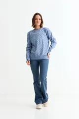 Sweater de tejido de punto fino en color azul melange, con estampado de pequeños corazones negros. Presenta cuello redondo, mangas largas y puños con detalle de borde en contraste.