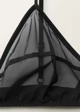 Sosten de diseño triangular con detalle de costuras y acabado semitransparente. Cuenta con cierre de gancho en la parte posterior.