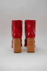 Botines negros de cuero con plataforma y tacón cuadrado. Cierre con cremallera lateral.