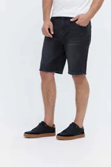 Bermuda de denim de corte relaxed fit, tiro medio y color negro con efecto deslavado. Cuenta con bolsillos clásicos y cierre frontal con botón y cremallera.