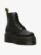 Botas Dr. Martens modelo 1460 Pascal Max de cuero negro, con plataforma gruesa acanalada, cordones negros, ojales metálicos plateados y costuras amarillas distintivas. Incluye tirador trasero con logo en amarillo y negro.