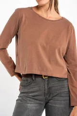 Remera de manga larga con efecto lavado, corte oversize y cuello redondo, confeccionada en algodón peinado.