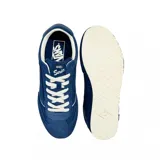 Championes Vans modelo Super Lowpro, color azul índigo, confeccionados en gamuza con detalles perforados, cordones blancos y suela de goma de perfil bajo.