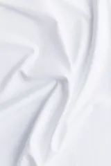 Remera entallada de microfibra, color blanco, de manga corta y cuello redondo fino ribeteado.