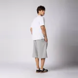 Bermuda sastrera gris de corte baggy, con pinzas al frente y diseño holgado que se extiende por debajo de la rodilla.