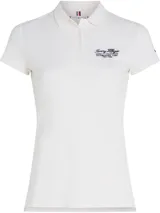 Chomba blanca de piqué de algodón elástico con corte slim, cuello clásico, cartera de cuatro botones y logo bordado en el pecho y en la manga.