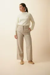 Pantalón de vestir marrón con textura tweed, de tiro alto y pierna recta.