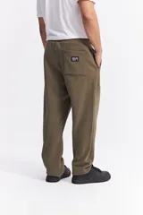 Pantalón de jogging color beige, confeccionado en algodón y poliéster, con cintura elástica y cordón ajustable. Diseño clásico sin puño en los tobillos.