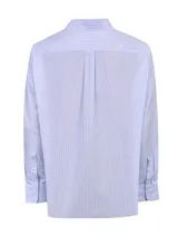 Camisa de manga larga RKF modelo Wf Pc, de color celeste con diseño de rayas verticales finas. Cuenta con cuello italiano, cierre frontal con botones y logo bordado en el pecho.