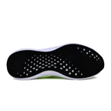 Championes deportivos negros de hombre, acordonados, con suela blanca y detalles en gris.