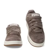 Championes Puma Park Luna Sd de gamuza color marrón claro, con detalles en blanco crema y suela de goma.