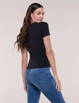 Remera básica blanca de manga corta y cuello redondo, de corte ajustado.