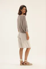 Bermuda larga color beige confeccionada en lino, con cordón ajustable en la cintura.