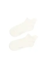 Par de medias deportivas invisibles color blanco, con logo de la marca Pimentón bordado en el empeine.