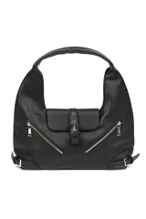 Cartera negra con correa de hombro, cierre superior y dos cierres diagonales decorativos en el frente.