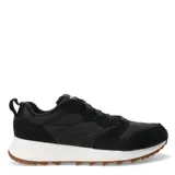 Championes urbanos Merrell modelo Alpine 83, color negro con detalles en blanco y suela de goma color caramelo. Presentan una combinación de texturas en gamuza y material sintético, con cierre de cordones y logo de la marca en la lengüeta.