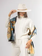 Pashmina de diseño artístico con estampado abstracto en tonos azules, celestes y amarillos. Presenta bordes con ribete oscuro y terminaciones con flecos cortos.