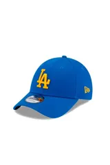 Gorro curvo New Era de los Los Angeles Dodgers, color azul francia con el logo bordado en amarillo en el frente y detalle lateral.