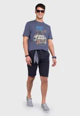 Bermuda color beige con bolsillos laterales y traseros.