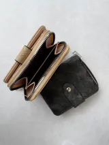 Billetera pequeña con cierre de cremallera y broche a presión, con diseño de cuadrados en relieve.