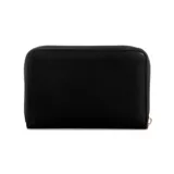 Billetera Guess modelo Carrie de color negro, confeccionada en símil cuero con cierre perimetral y herrajes dorados. Presenta una trabilla frontal con detalle de la letra "G" metálica y el logo de la marca estampado en la parte inferior.