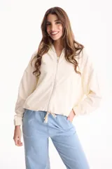 Campera deportiva negra de corte bomber sin friza, con cierre frontal completo, capucha y elásticos ajustables en la cintura.
