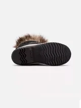 Bota de invierno impermeable Sorel, modelo Joan of Arctic, con exterior de gamuza negra, ribete de piel sintética en la parte superior y base de caucho vulcanizado con suela antideslizante.