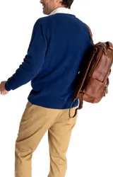 Cárdigan clásico azul marino de cashmere 100% natural, con cuello en V y cierre frontal con botones.