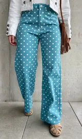 Jean recto de tiro alto color turquesa con estampa de lunares blancos, confeccionado en denim con lycra.