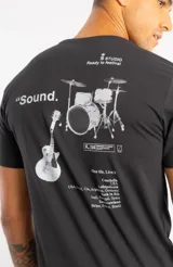 Camiseta estampada negra de manga corta, con diseño gráfico en la espalda que incluye ilustraciones de instrumentos musicales y texto.