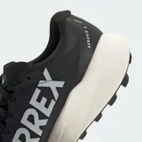 Championes de trail running Adidas Terrex Agravic 4, color negro con detalles en gris. Presentan parte superior de malla con refuerzos de TPU, entresuela con tecnología Lightstrike para amortiguación ultraligera y suela de caucho Continental para mayor tracción.