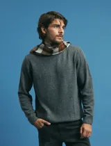 Sweater de punto con cuello redondo y mangas largas, confeccionado en tejido moteado de textura jaspeada.