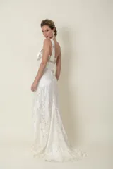 Vestido largo de novia blanco con encaje, corsé drapeado de un solo hombro y bordado en piedras.