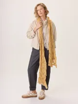 Pantalon de corte recto y tiro medio, confeccionado en tejido de lana con sutiles rayas verticales. Presenta bolsillos traseros aplicados, costuras reforzadas en las rodillas y ruedo con dobladillo.
