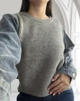Sweater gris de punto con mangas largas de jean.