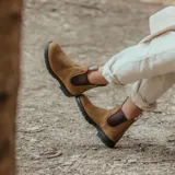 Botas de cuero marrón con laterales elásticos marrones, forro de cuero, suela de TPU duradera, entresuela acolchada, sistema SPS Max Comfort para absorción de impactos y plantilla extraíble con tecnología XRD en la zona del talón.