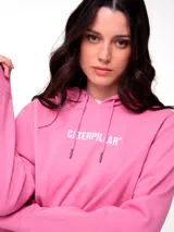Buzo tipo canguro color rosa, con capucha ajustable mediante cordones, bolsillo frontal y logo de la marca Caterpillar bordado en el pecho en color blanco. Presenta puños y cintura de punto acanalado.