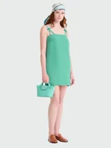 Cartera tipo tote modelo Epure XS de Longchamp, en color verde menta. Presenta un diseño estructurado con solapa frontal, cierre de botón a presión metálico y doble asa corta fija.