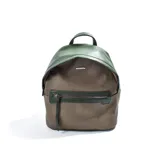 Mochila de tela color marrón con tapa y asa superior de cuero sintético verde. Tiene un bolsillo frontal con cierre y tirantes ajustables.