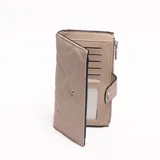 Billetera larga color beige, con diseño acolchado en patrón de rombos y cierre a presión en solapa frontal. Presenta un detalle de costura en zigzag.