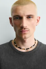 Camiseta de punto con textura acanalada, corte slim fit, cuello redondo y manga corta. Confeccionada en mezcla de algodón con elasticidad y acabado con efecto lavado.