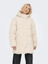 Campera puffer larga con capucha ajustable, cierre frontal combinado de botones a presión y cremallera, y puños internos. Diseño acolchado de corte recto.