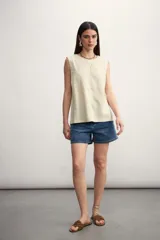 Blusa sin mangas color rosado con cuello redondo y corte holgado.