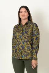 Camisa de manga larga con estampado paisley en tonos verde oliva, azul y marrón.
