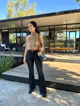 Top halter de cuero color visón, con diseño de espalda descubierta y ajuste mediante tiras para atar en la cintura.