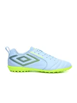Championes de fútbol 5 Umbro modelo Vision TF para hombre, en color celeste con suela y detalles en verde lima. Presenta el logo de la marca en el lateral con diseño de rayas y cordones tono sobre tono.