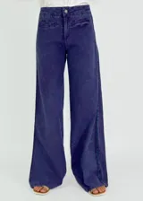 Pantalón de jean de tiro alto, corte palazzo, color ladrillo con costuras laterales a contratono.