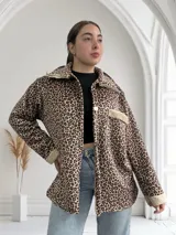 Sobrecamisa de pana con estampado animal print, cuello y puños de piel sintética. Cierre frontal con un botón.